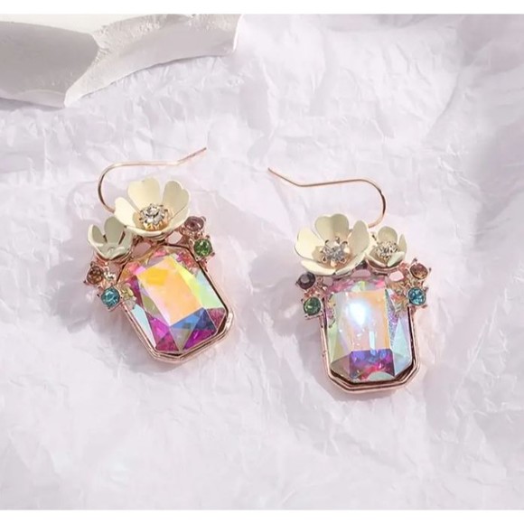 STUNNING! Gold White Flower Aurora Emerald Cut Earrings - Picture 4 of 7